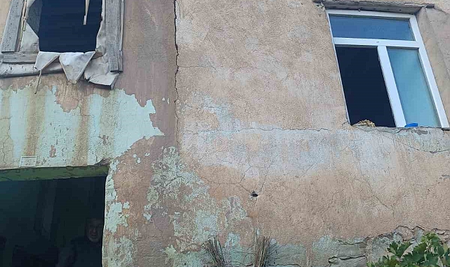 Bitlis'te depremin merkezindeki köyde evlerde çatlak oluştu