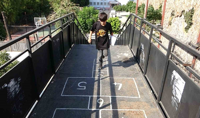 Bu üst geçitten geçen herkes sekiyor