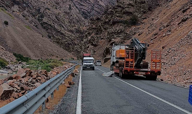 Çukurca kara yoluna kaya düştü