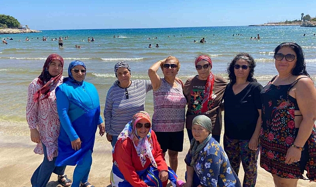 Emekliler, deniz, kum ve güneşin keyfini çıkarıyor