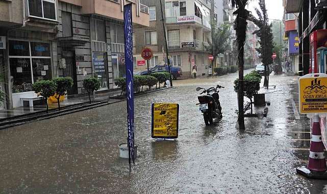 Erdek’te şiddetli yağış hayatı felç etti