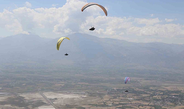 Erzincan’da gökyüzü paraşütçülerle şenlendi