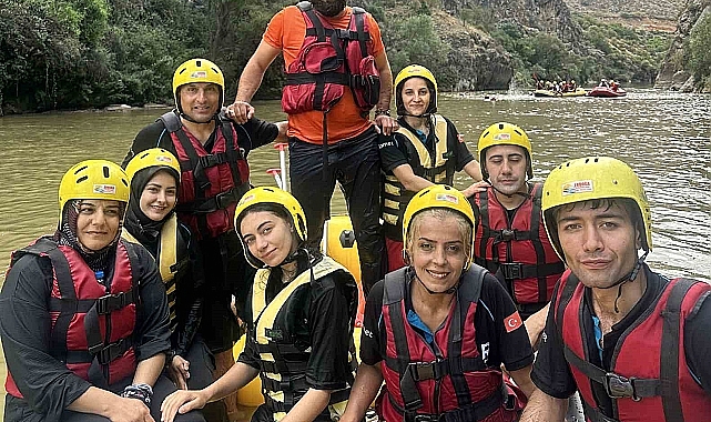Erzincan'da kavurucu sıcaklarda rafting yaparak serinlediler