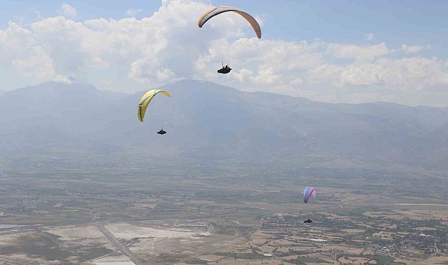Erzincan'da gökyüzü paraşütçülerle şenlendi