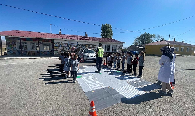 Erzincan'da Jandarma çocukları bilgilendiriyor