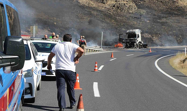 Erzincan'da seyir halindeki tır alev alev yandı