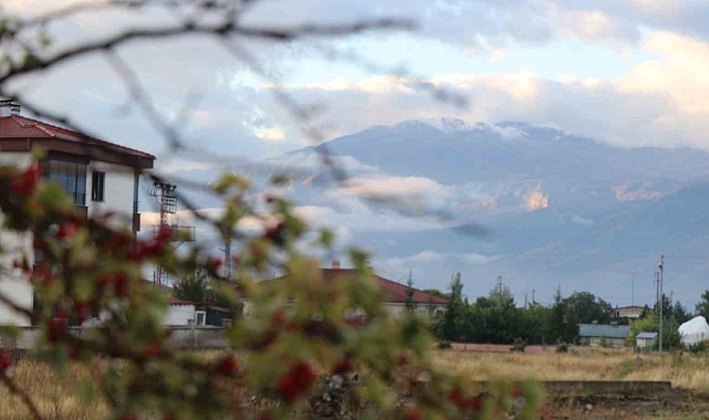 Erzincan'ın etrafını çeviren dağların yüksek kesimlerine mevsimin ilk karı düştü