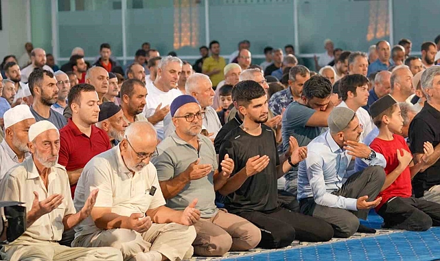 Erzincanlılar camileri doldurdu Mevlid Kandili için