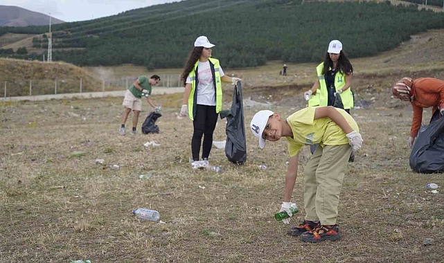 Erzurum Büyükşehir Belediyesi 1 tondan fazla çöp topladılar