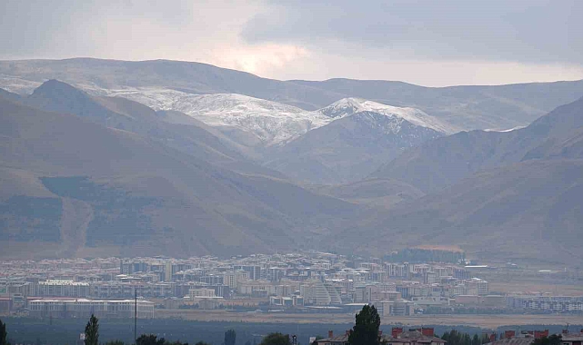 Erzurum'a mevsimin ilk karı yağı