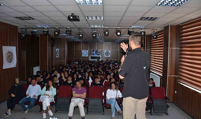 Erzurum'da Polis öğrencilere terör bilgilendirmesi yaptı
