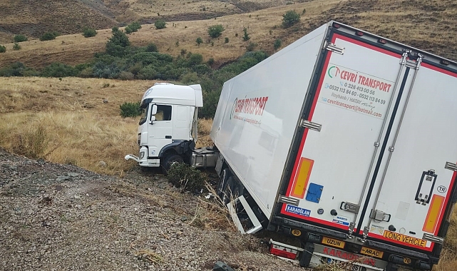 Erzurum'da tır yoldan aşağı uçtu