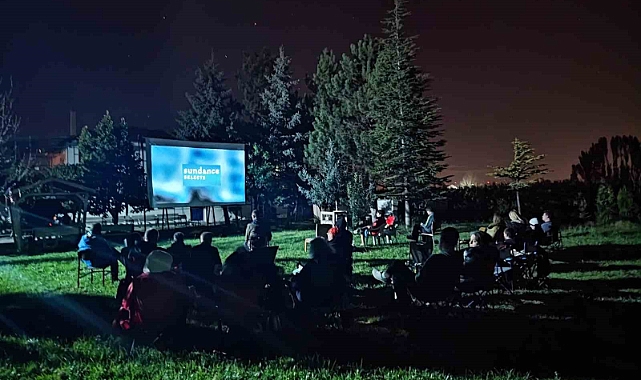 Eskişehirli bisikletliler dünya turuna çıkan gezginlerle birlikte film izledi