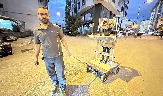 Fedakâr baba engelli oğlunu sevindirdi