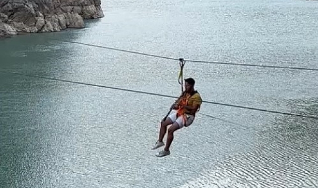 Fırat Nehri'nin muhteşem manzarası eşliğinde zipline yaparak klarnet çaldı