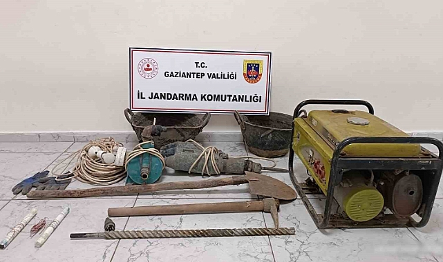 Gaziantep’te kaçak kazı yapan 2 şahsı jandarma suçüstü yakaladı