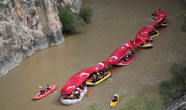 Gaziler Karasu Nehri'nde 50 metre uzunluğunda Türk bayrağı açtı