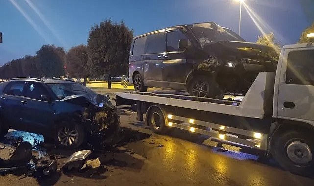 Hafif ticari araç ile otomobil çarpıştı: 3 kişi yaralandı
