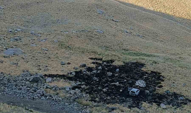 Hakkari'de alev alan otomobil kullanılamaz hale geldi