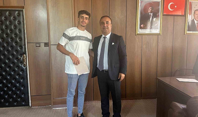 Hakkari'de Belediye başkanı üniversiteyi kazanan öğrencileri ödüllendirdi