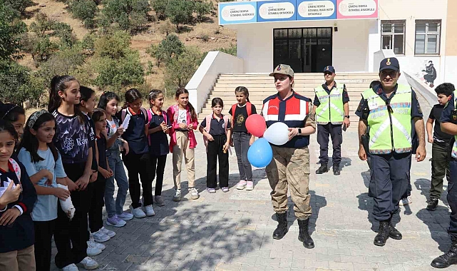 Hakkari'li öğrencilere Jandarmadan trafik eğitimi