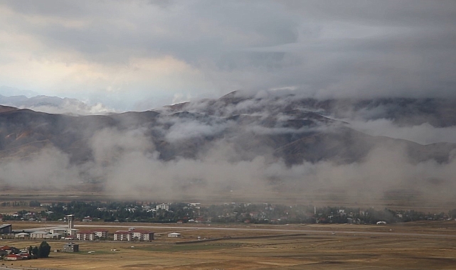 Hakkari'nin Yüksekova ilçesi sis altında
