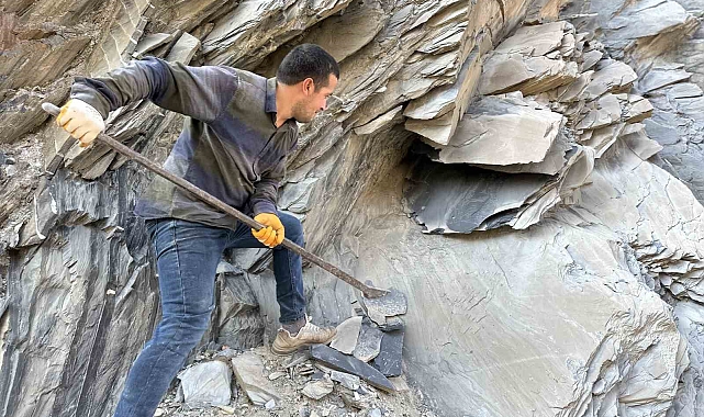 Hakkari'nin Yüksekova ilçesinde definde kullanılan mezar taşları için köylülerin tehlikeli çalışması sürüyor