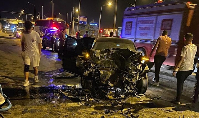 Halk otobüsü ile otomobillerin karıştığı kazada 1 kişi öldü, 7 kişi yaralandı
