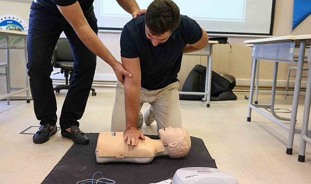 Hayat kurtaran "heimlich" manevrası eğitimi