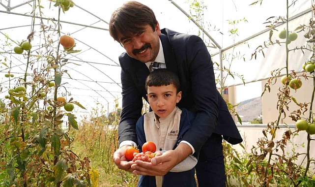 ‘Hem Eğitim hem Üretim’ sloganıyla kurulan serada özel çocuklar toprakla buluşturdukları sebzelerin hasadını yaptılar