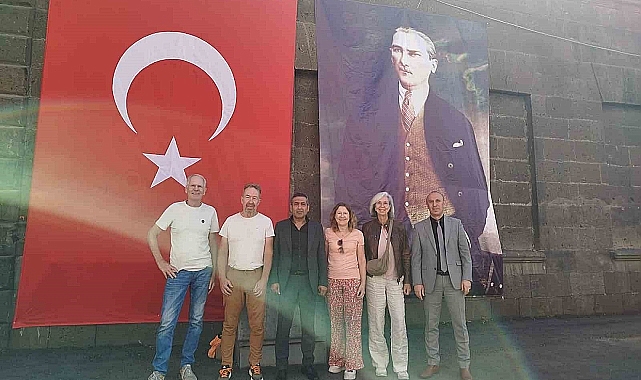 Hollandalı turistlerden anlamlı ziyaret