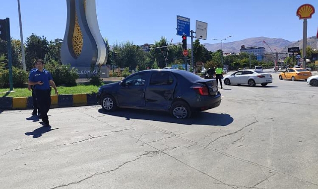İki otomobil çarpıştı: 5 yaralı