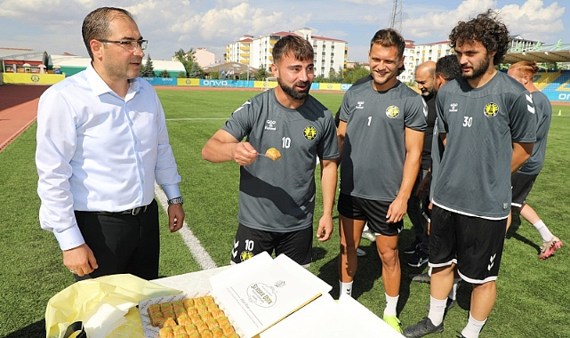 İl Müdürü Çelebi’den, sporculara baklava ikramı