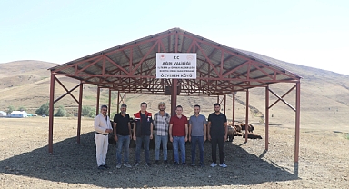 İl müdürü Hüseyinoğlu, Ağrı’da meralarda hayvanlar için yapılan gölgelik ve sıvatları inceledi