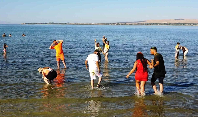 İranlı turistler Van esnafının yüzünü güldürdü