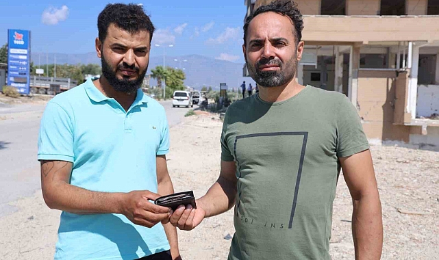 ’İyilik yap, iyilik bul’ sözü gerçek oldu: İçi para dolu cüzdanı sahibine teslim etti
