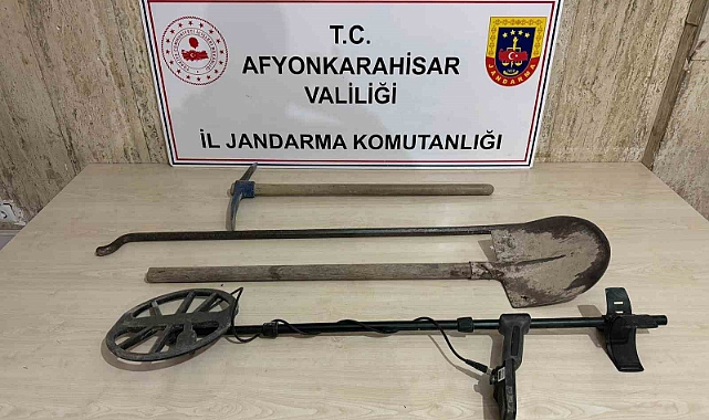Jandarmayı görüp kaçan defineciler takip sonrası yakalandı