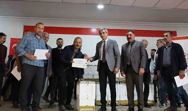Kağızman'da 27 arıcıya sertifikaları verildi
