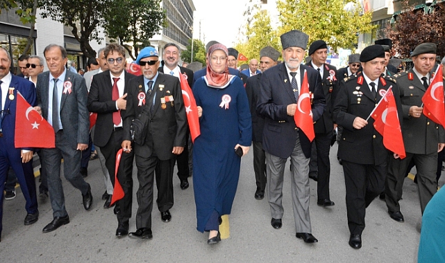 Kahramanlarla birlikte yürüdüler