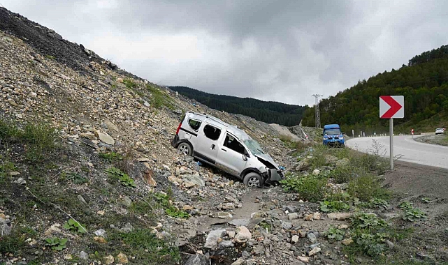 Kastamonu’da şarampolde taklalar atan hafif ticari araçtaki 5 kişi yaralandı