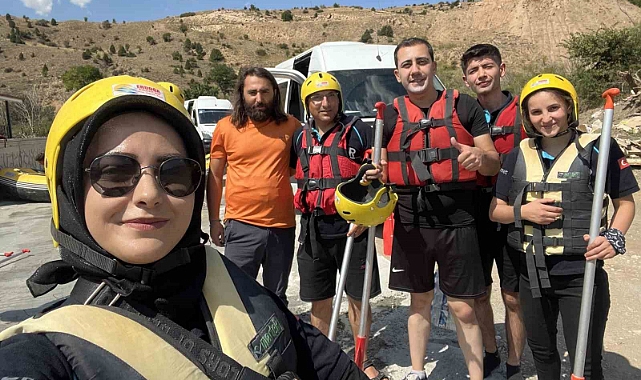 Kavurucu sıcaklarda rafting yaparak serinlediler