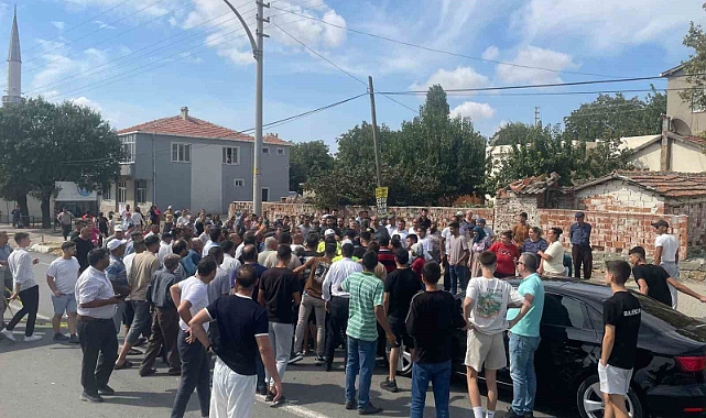 Keşan’da ölümle sonuçlanan kaza sonrası mahalle sakinleri yolu trafiğe kapattı