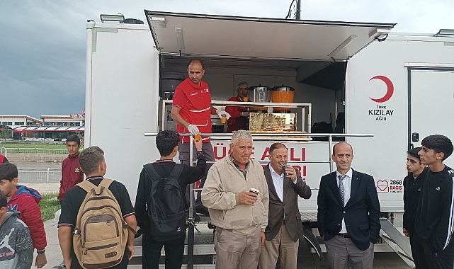 Kızılay Ağrı gönüllüleri, bal festivalinde vatandaşlara ikramlarda bulundu
