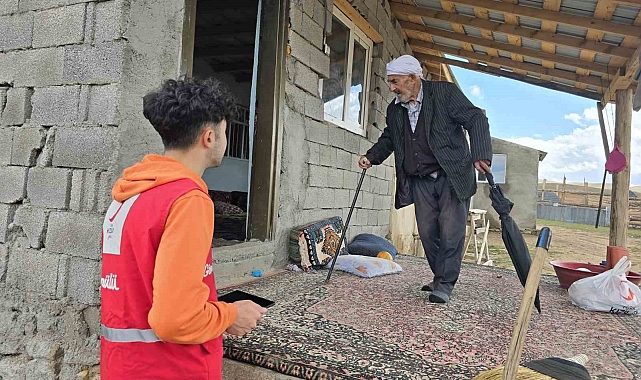 Kızılay gönüllüleri Diyadin'de ihtiyaç sahibi ailelerin umudu oluyor