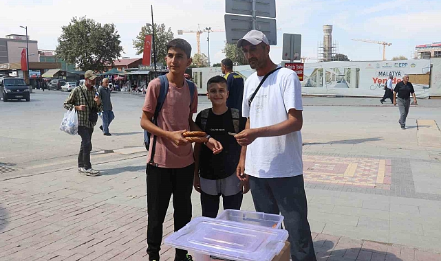 KPSS'den 87 puan alan öğretmen simit satıyor