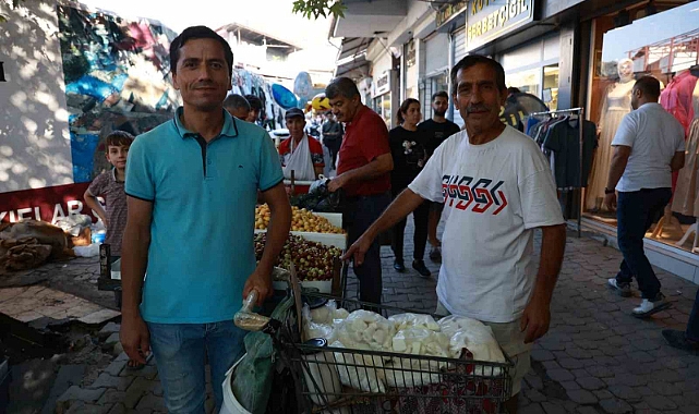 Kuş dili konuşarak adeta bülbül gibi şakıyan iki esnaf ilgi odağı oldu