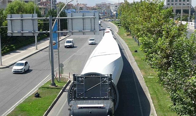 Malatya'da Dev rüzgar gülü türbinleri böyle taşındı