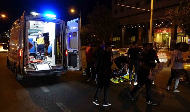 Malatya'da yayaya çarpan motosiklet metrelerce savruldu: 2 yaralı