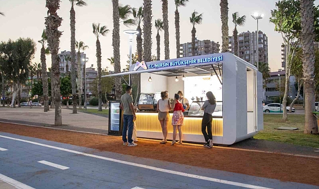 Mersin sahilinde serinleten dondurma keyfi