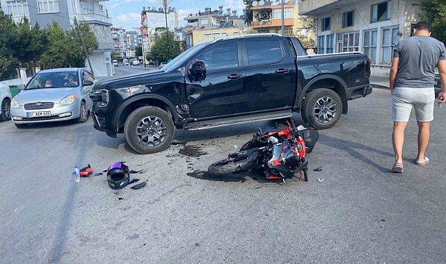Motosiklet ile kamyonet çarpıştı: 1 yaralı